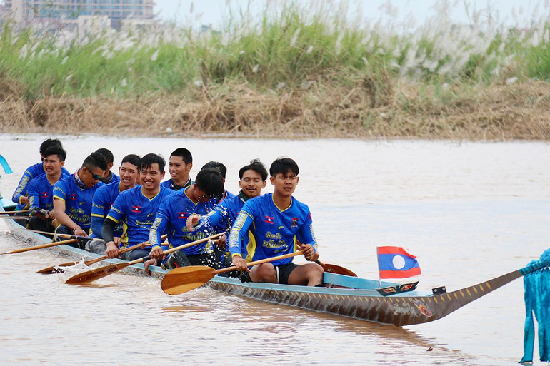 Vientiane: Sôi nổi lễ hội đua thuyền trên sông Mekong ảnh 12