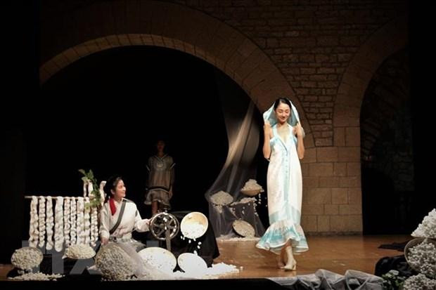 Trang phục trong bộ sưu tập của nhà thiết kế Minh Hạnh sáng tạo riêng cho San Marino trên nền lụa của Vietnam Silk House. (Ảnh: Trường Dụy)