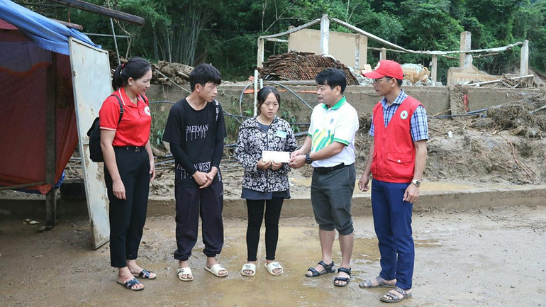 Đoàn công tác chia sẻ với gia đình chị Và Y Dở.