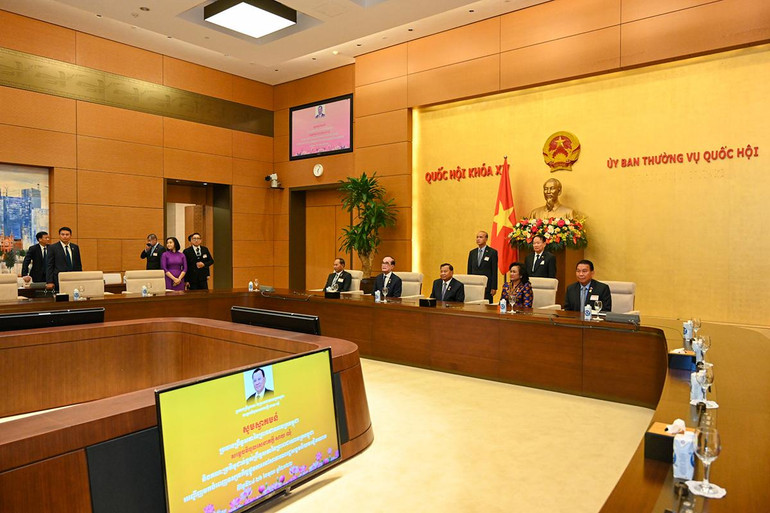 Chủ tịch Thượng viện Vương quốc Campuchia và các đại biểu tham quan phòng họp Tân Trào.