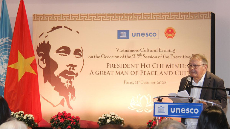 Nhà sử học giới thiệu về cuộc đời hoạt động cách mạng cũng như đóng góp to lớn của Chủ tịch Hồ Chí Minh cho hòa bình và đoàn kết giữa các dân tộc.