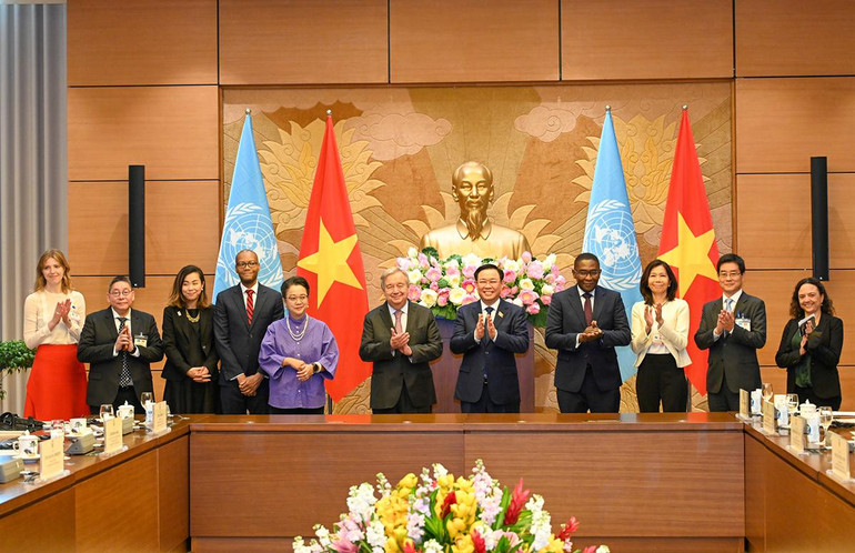 Chủ tịch Quốc hội Vương Đình Huệ và Tổng Thư ký Liên hợp quốc Antonio Guterres với các đại biểu tại buổi tiếp.