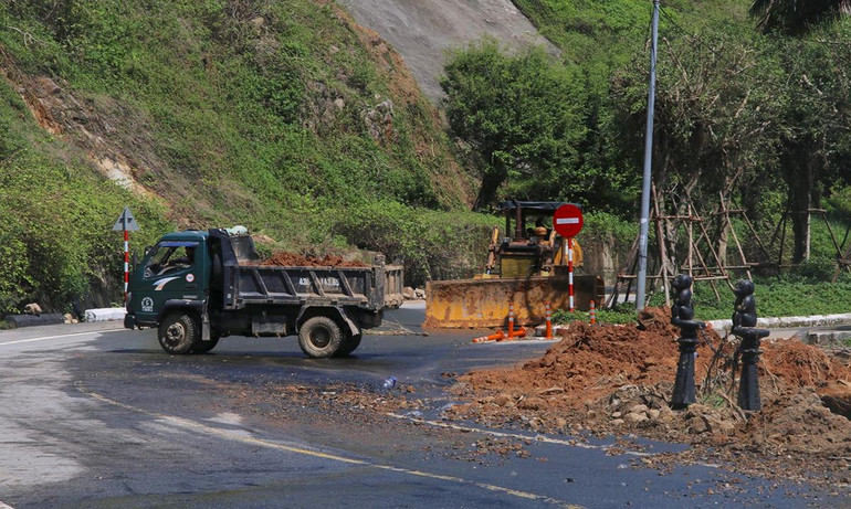 Đà Nẵng khẩn trương khắc phục sạt lở tại khu vực bán đảo Sơn Trà ảnh 12 Đà Nẵng khẩn trương khắc phục sạt lở tại khu vực bán đảo Sơn Trà ảnh 12