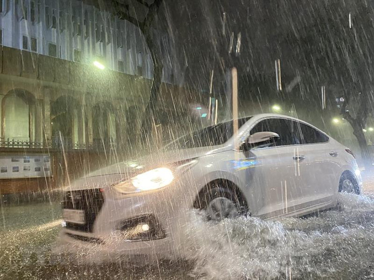 [Ảnh] Đà Nẵng: Mưa lớn kéo dài, nhiều tuyến đường ngập sâu trong nước ảnh 12