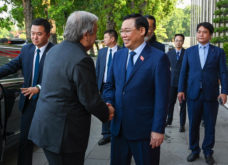 Chủ tịch Quốc hội Vương Đình Huệ chào đón Tổng Thư ký Liên hợp quốc Antonio Guterres tại Nhà Quốc hội.