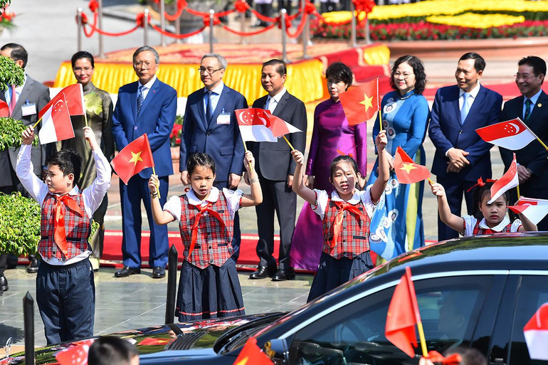 Thiếu nhi Thủ đô đón chào Tổng thống Cộng hòa Singapore Halimah Yacob và Phu quân cùng đoàn đại biểu cấp cao thăm chính thức Việt Nam.