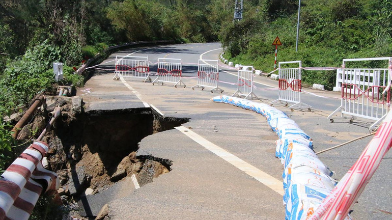 Đà Nẵng khẩn trương khắc phục sạt lở tại khu vực bán đảo Sơn Trà ảnh 7 Đà Nẵng khẩn trương khắc phục sạt lở tại khu vực bán đảo Sơn Trà ảnh 7