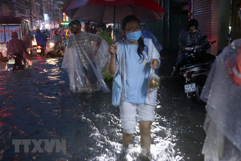 [Ảnh] Đà Nẵng: Mưa lớn kéo dài, nhiều tuyến đường ngập sâu trong nước ảnh 3