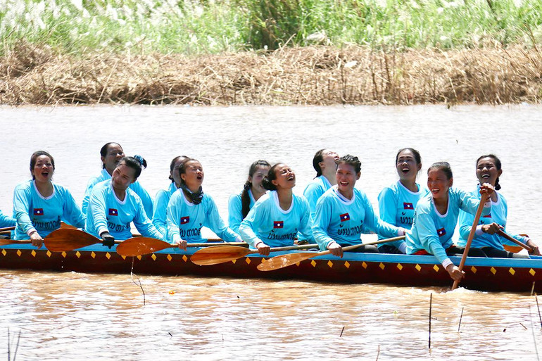 Vientiane: Sôi nổi lễ hội đua thuyền trên sông Mekong ảnh 9