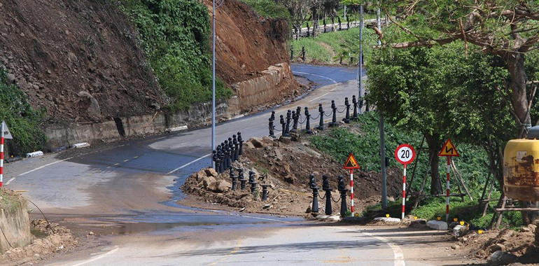Đà Nẵng khẩn trương khắc phục sạt lở tại khu vực bán đảo Sơn Trà ảnh 3 Đà Nẵng khẩn trương khắc phục sạt lở tại khu vực bán đảo Sơn Trà ảnh 3
