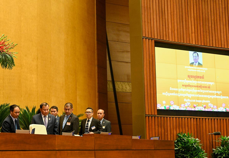 Chủ tịch Thượng viện Vương quốc Campuchia Samdech Say Chhum và các đại biểu tham quan phòng họp Diên Hồng.