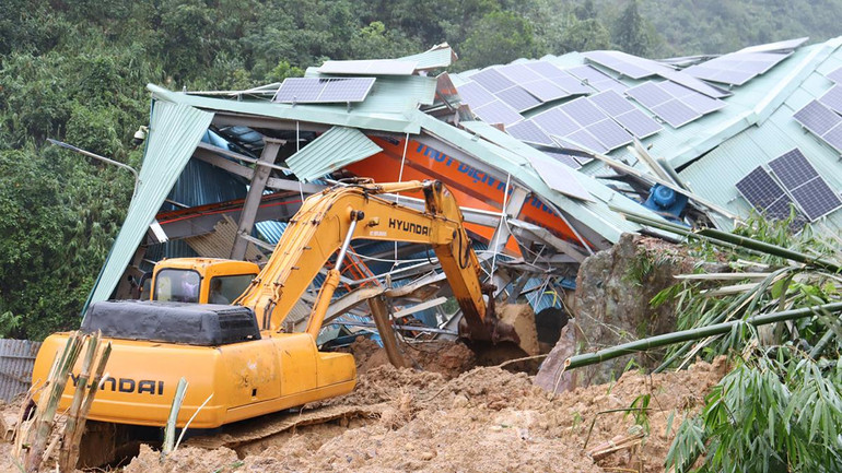 Đến 17 giờ ngày 11/10, phương tiện cơ giới đã tiếp cận Trạm điều hành máy phát điện thủy điện Kà Tinh 1 song vẫn chưa tìm được công nhân mất tích.