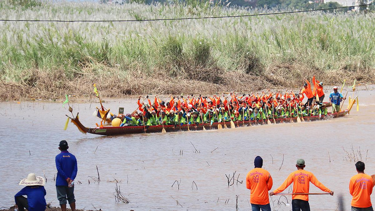 Vientiane: Sôi nổi lễ hội đua thuyền trên sông Mekong ảnh 3