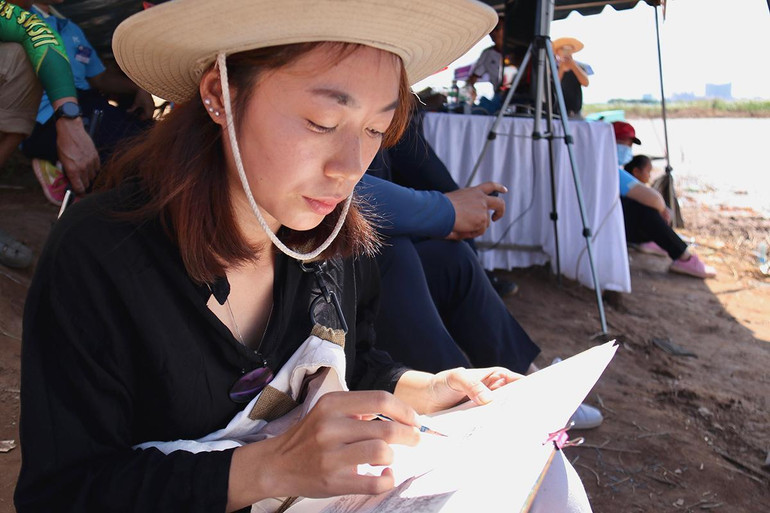 Vientiane: Sôi nổi lễ hội đua thuyền trên sông Mekong ảnh 10