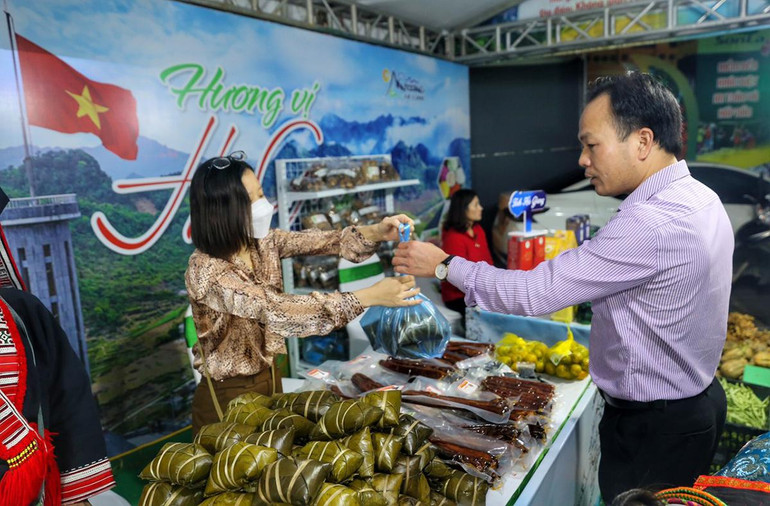 Khách tham quan đến với các gian hàng trong sự kiện quảng bá du lịch.