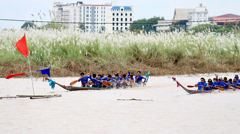 Vientiane: Sôi nổi lễ hội đua thuyền trên sông Mekong ảnh 13