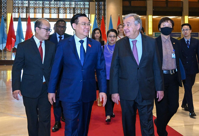 Chủ tịch Quốc hội Vương Đình Huệ và Tổng Thư ký Liên hợp quốc Antonio Guterres tại buổi tiếp.