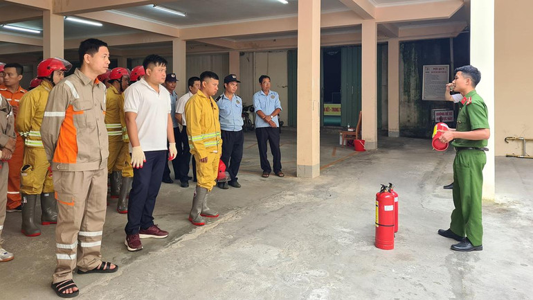 Công nhân Công ty Điện lực Điện Biên tham gia tập huấn kỹ thuật phòng cháy, chữa cháy do Công an tỉnh Điện Biên tổ chức.