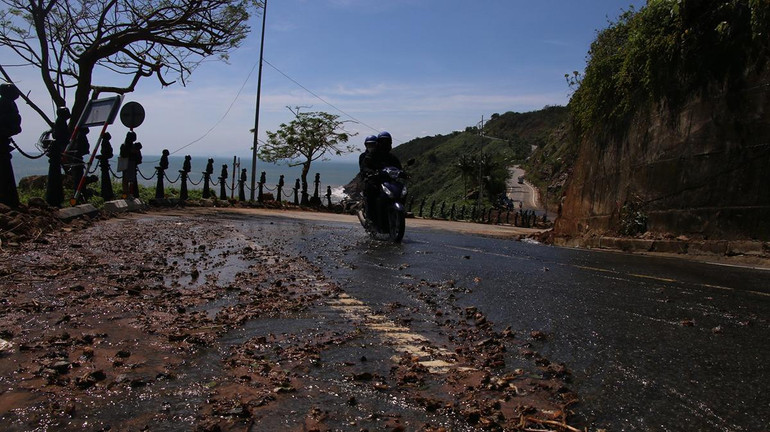 Các điểm sạt lở trên đường lên bán đảo Sơn Trà. Các điểm sạt lở trên đường lên bán đảo Sơn Trà.