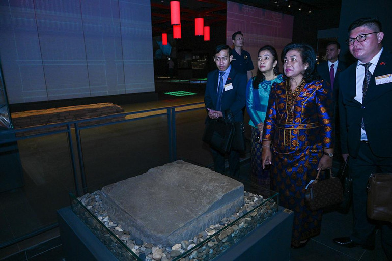 Đoàn đại biểu Thượng viện Vương quốc Campuchia tham quan khu trưng bày.