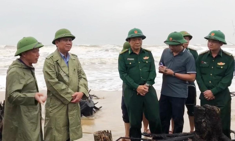 Chủ tịch tỉnh Quảng Bình Trần Thắng (thứ 2 trái sang) kiểm tra hiện trạng sạt lở bờ biển Quảng Phúc.