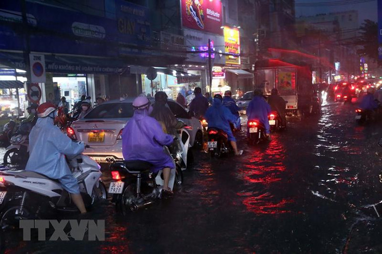 [Ảnh] Đà Nẵng: Mưa lớn kéo dài, nhiều tuyến đường ngập sâu trong nước ảnh 2