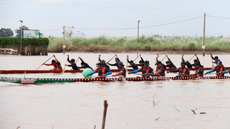 Vientiane: Sôi nổi lễ hội đua thuyền trên sông Mekong ảnh 14