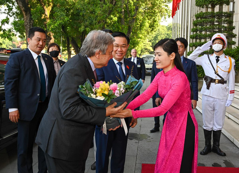 Nhân viên Văn phòng Quốc hội tặng hoa chào mừng Tổng Thư ký Liên hợp quốc Antonio Guterres.