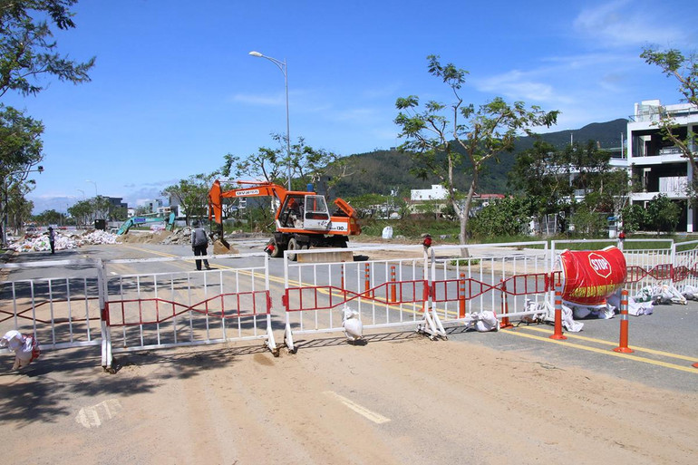 Đà Nẵng khẩn trương khắc phục sạt lở tại khu vực bán đảo Sơn Trà ảnh 9 Đà Nẵng khẩn trương khắc phục sạt lở tại khu vực bán đảo Sơn Trà ảnh 9