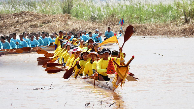 Vientiane: Sôi nổi lễ hội đua thuyền trên sông Mekong ảnh 5