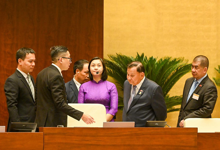 Hướng dẫn viên Nhà Quốc hội giới thiệu với Chủ tịch Thượng viện Vương quốc Campuchia về phòng họp Diên Hồng.