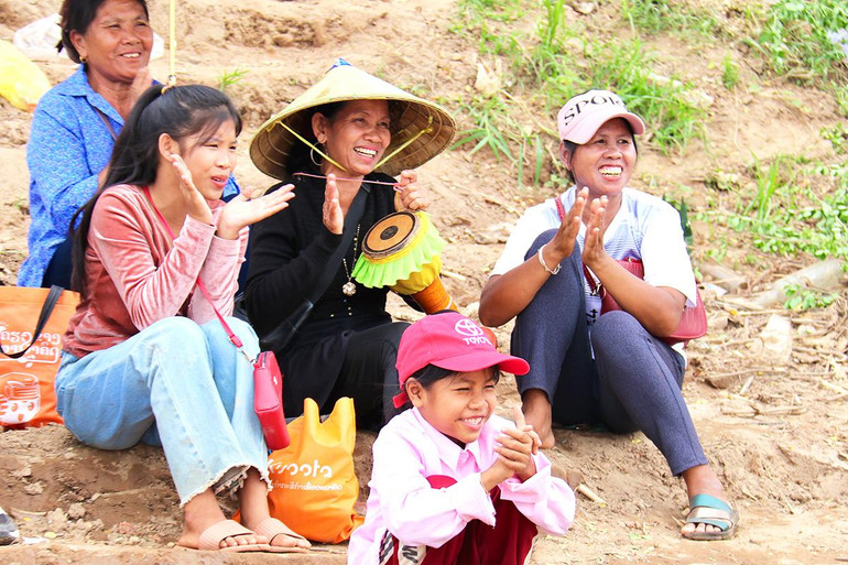 Vientiane: Sôi nổi lễ hội đua thuyền trên sông Mekong ảnh 6