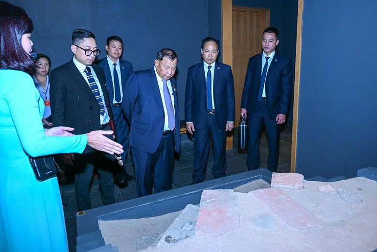 Chủ tịch Thượng viện Vương quốc Campuchia Samdech Say Chhum nghe giới thiệu về các hiện vật tại khu trưng bày.