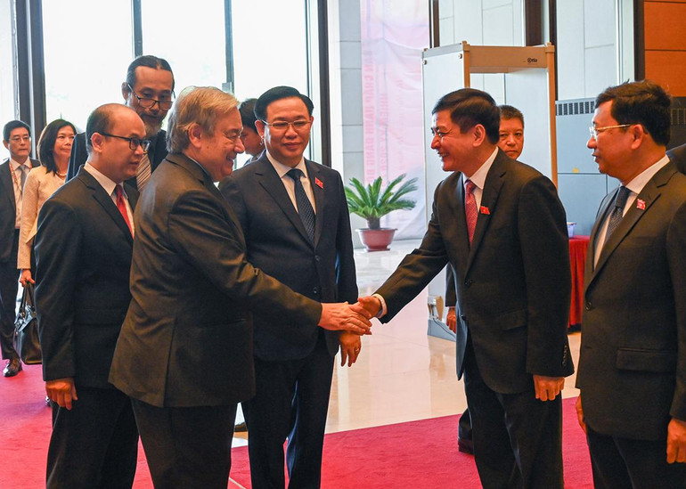 Chủ tịch Quốc hội Vương Đình Huệ giới thiệu với Tổng Thư ký Liên hợp quốc Antonio Guterres các đại biểu đoàn Việt Nam dự buổi tiếp.