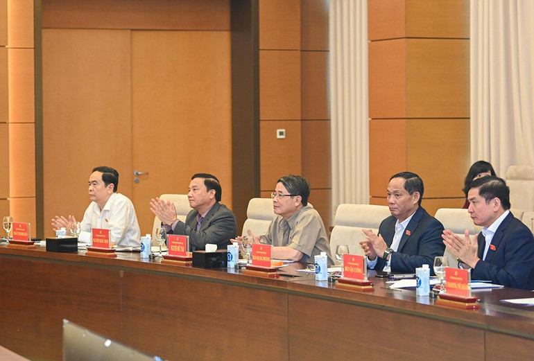 [Ảnh] Thủ tướng và Chủ tịch Quốc hội chủ trì hội nghị giữa Đảng đoàn Quốc hội với Ban Cán sự Đảng Chính phủ ảnh 1