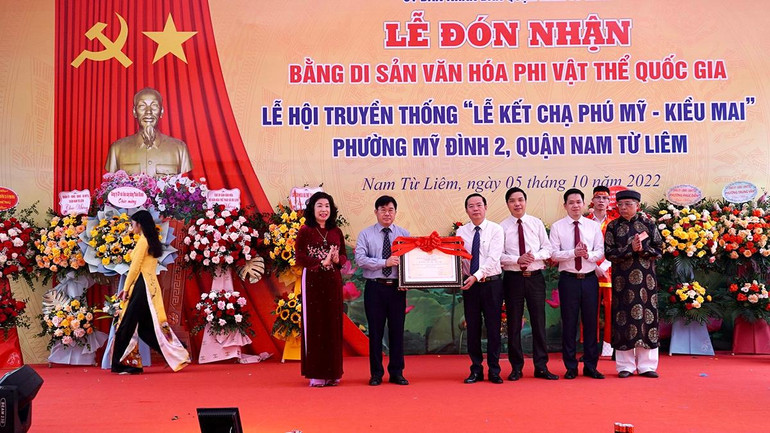Quận Nam Từ Liêm vinh dự đón bằng chứng nhận Lễ hội kết chạ Phú Mỹ-Kiều Mai ghi danh vào Danh mục Di sản văn hóa phi vật thể quốc gia.