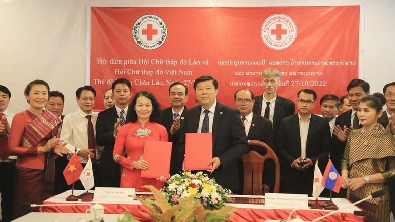 Ký kết giữa Hội Chữ thập đỏ Việt Nam và Cơ quan Chữ thập đỏ Lào.
