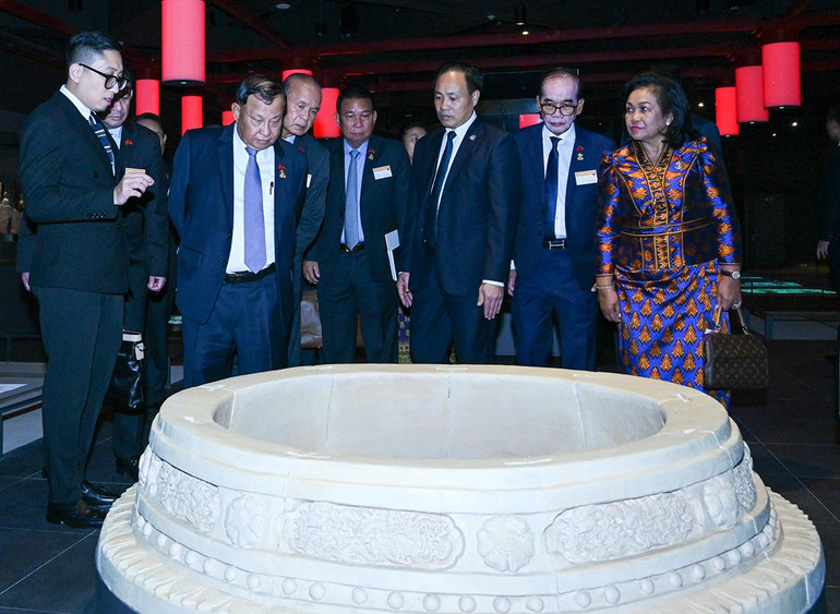 Chủ tịch Thượng viện Vương quốc Campuchia Samdech Say Chhum nghe giới thiệu về các hiện vật tại khu trưng bày.