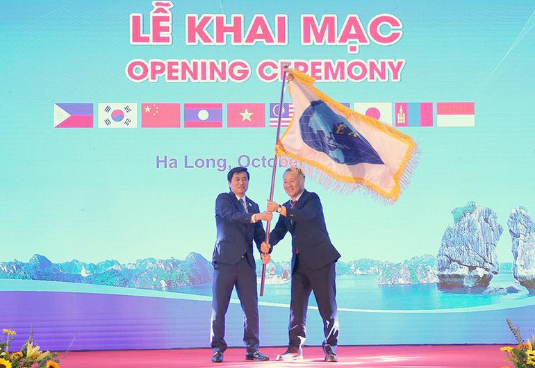 Tổng Thư ký EATOF trao cờ EATOF cho Chủ tịch UBND tỉnh Quảng Ninh Nguyễn Tường Văn, tỉnh chủ nhà đăng cai Đại hội đồng EATOF 17.