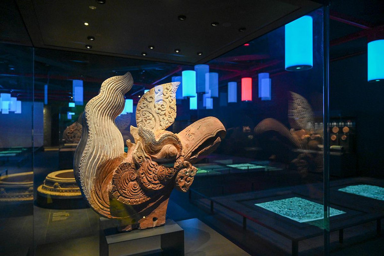 Với hàng ngàn di vật khảo cổ của nhiều thời kỳ, khu trưng bày dưới hầm Nhà Quốc hội là nơi giới thiệu các di tích, di vật thời kỳ Tiền Thăng Long và thời kỳ Thăng Long.