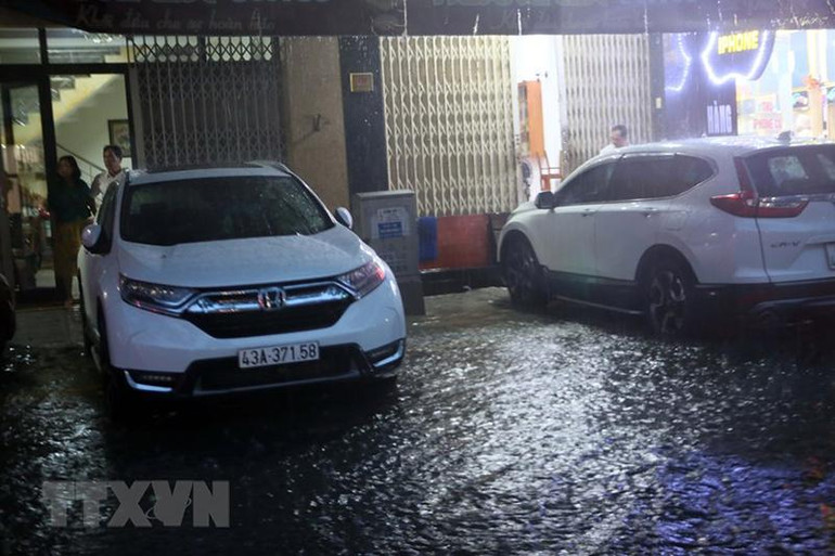 [Ảnh] Đà Nẵng: Mưa lớn kéo dài, nhiều tuyến đường ngập sâu trong nước ảnh 5