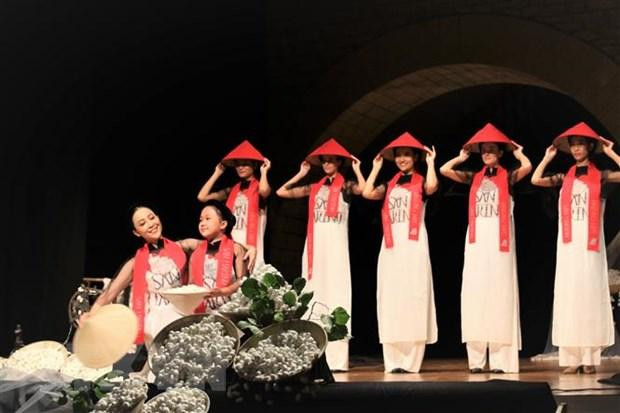 NSƯT Linh Nga cùng các diễn viên múa thể hiện tiết mục Vũ khúc múa Nón tại sự kiện văn hóa “Lụa với San Marino”. (Ảnh: Trường Dụy/TTXVN)
