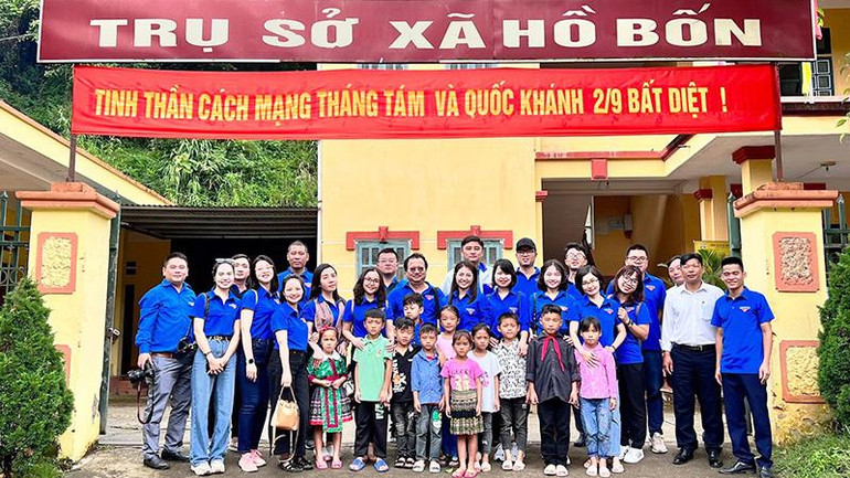 Đoàn viên, thanh niên Báo Nhân Dân và thiếu nhi địa phương trong chương trình thiện nguyện “Tiếp bước em tới trường” ở xã Hồ Bốn (huyện Mù Cang Chải, tỉnh Yên Bái).