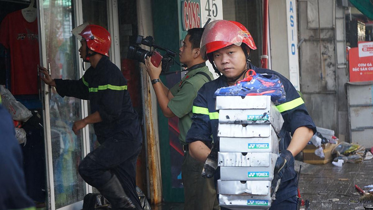 Nhiều giày dép và đồ thể thao được đưa ra khỏi khu vực cháy.