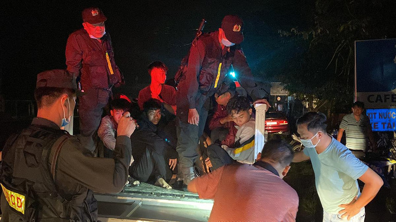 Các đối tượng bị lực lượng công an đưa về trụ sở để làm việc. Các đối tượng bị lực lượng công an đưa về trụ sở để làm việc.