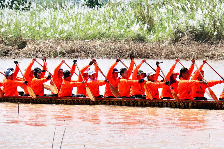 Vientiane: Sôi nổi lễ hội đua thuyền trên sông Mekong ảnh 7