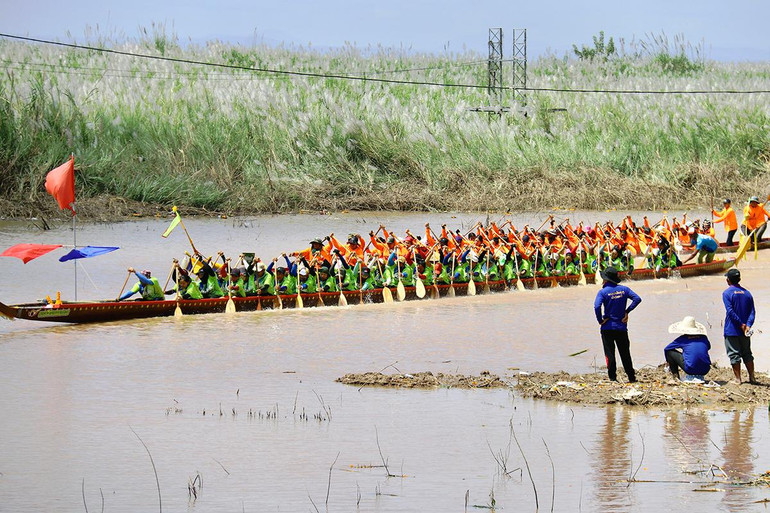 Vientiane: Sôi nổi lễ hội đua thuyền trên sông Mekong ảnh 4