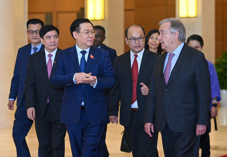 Chủ tịch Quốc hội Vương Đình Huệ giới thiệu cho Tổng Thư ký Liên hợp quốc Antonio Guterres về Nhà Quốc hội Việt Nam.