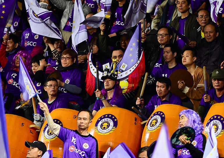 Sân Hàng Đẫy lấp kín màu tím của Hà Nội.