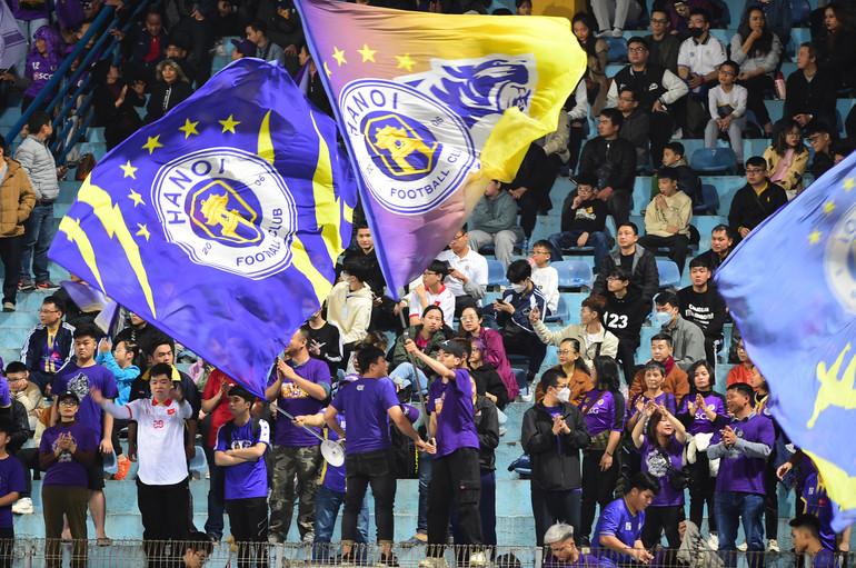 Lá cờ của CLB Hà Nội tung bay.